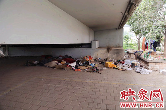 流浪漢在高架橋下居住，靠撿垃圾為生。