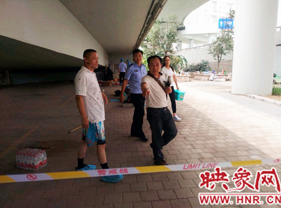 事發(fā)后，警方封鎖現(xiàn)場(chǎng)進(jìn)行調(diào)查取證。