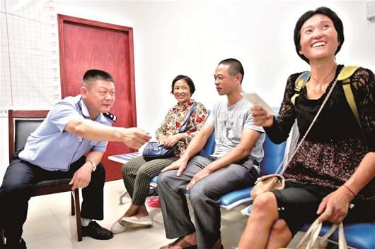 在民警的幫助下，流浪婦女右一與親人相聚