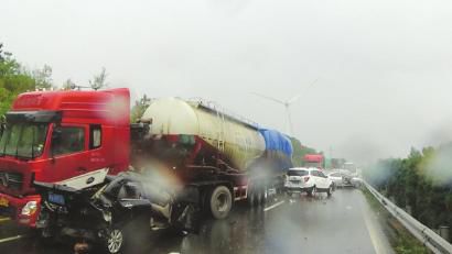 西攀高速公路追尾事故現(xiàn)場。