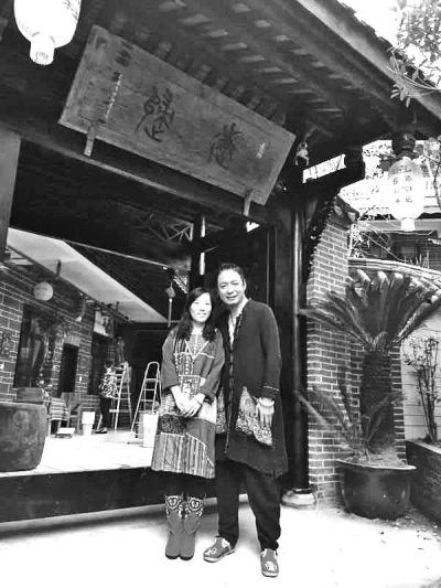 顧少強(qiáng)和丈夫在自己的客棧前合影,作為結(jié)婚照。照片由受訪者提供