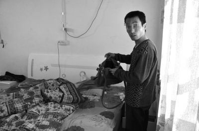 牛志忠翻看凌光輝留下的挎包。京華時(shí)報(bào)記者張恒攝