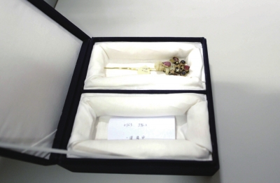 存放于匣內(nèi)的金簪華美依舊。