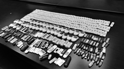 警方在行動中繳獲的地下錢莊持有的銀行卡和手機(jī)、U盾等作案工具。