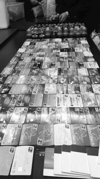 警方在行動中繳獲的地下錢莊持有的銀行卡和手機(jī)、U盾等作案工具。