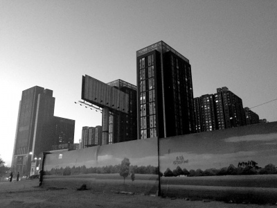 荒地西、南、北三面被2米多高的圍欄圍住。