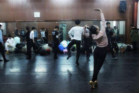 音樂(lè)劇系考生在備考區(qū)域等待考試。新京報(bào)記者 周崗峰 攝