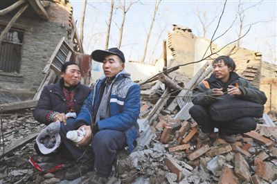 2014年1月，取保候?qū)彽乃螤?zhēng)光和父母看著殘敗的房子，默默流淚