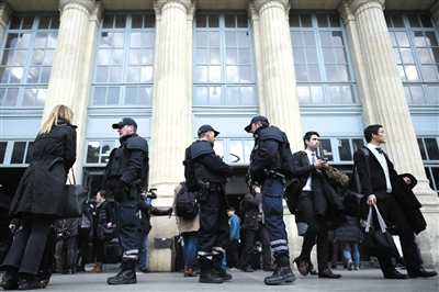 法國(guó)巴黎，警方加強(qiáng)安保工作。圖/CFP