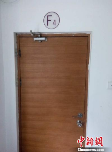 6日，事發(fā)樓層四層消防通道門被封死。呂春榮 攝