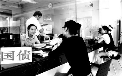 由于網(wǎng)銀和柜臺同時開售，部分銀行網(wǎng)點甚至來不及賣出一筆就發(fā)現(xiàn)額度全部被搶光供圖/視覺中國