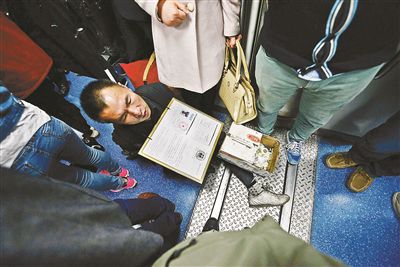 在賣藝時，李大鵬會把判決結(jié)果掛在胸前