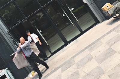 昨日11時許，新華聯(lián)國際公寓門口，一男子將電視等賭具轉(zhuǎn)移，后被警方控制