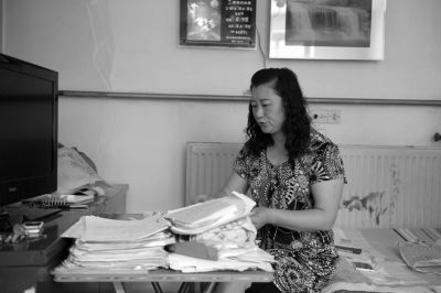 原偉東的姐姐在家整理材料。京華時報記者陶冉攝