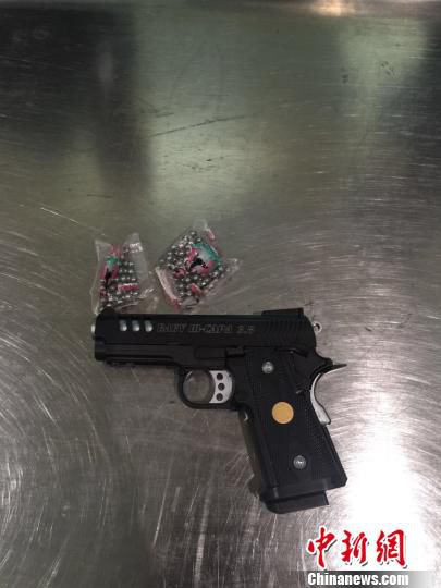 圖為查獲的空氣動(dòng)力槍和鋼珠彈。　鐘欣　攝