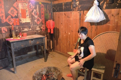 邱巧媚經常一個人坐在屋里發(fā)呆。本版圖片京華時報記者 韓林君 攝