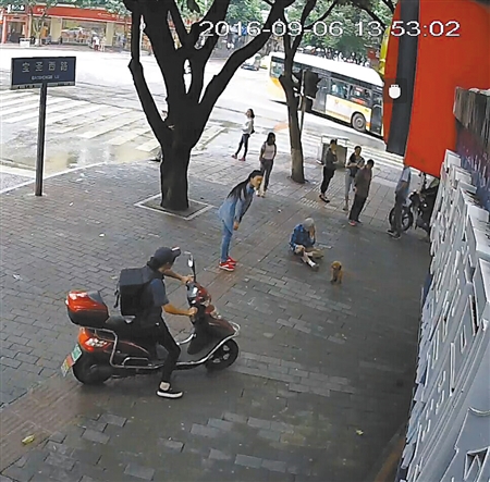 寵物狗絆倒八旬老太 沒(méi)有“逃離”現(xiàn)場(chǎng)坐等民警來(lái) 寵物狗絆倒八旬老太 沒(méi)有“逃離”現(xiàn)場(chǎng)坐等民警來(lái)