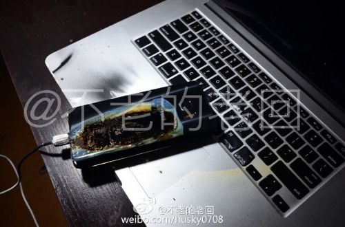 根據(jù)圖片來看，蘋果MacBook Pro筆記本觸控面板左邊部分被熏黑，而且該網(wǎng)友也提供了充電設(shè)備，就是三星Note 7原裝充電器。