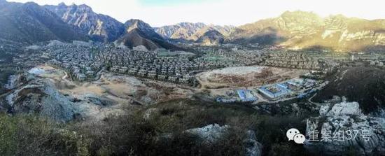 河北淶水“青青小鎮(zhèn)”1-6期全景圖，上百棟別墅組成的別墅群依山而建。部分山體被炸平，準(zhǔn)備建起聯(lián)排雙拼別墅。    新京報記者 大路 攝