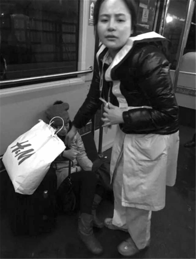 事發(fā)后，一名女乘客（左）受傷。