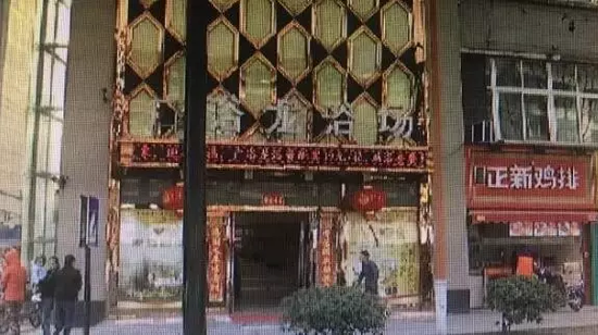 張阿姨說，附近柜臺一名工作人員，說什么也不讓她在這塊走廊哄孫女，幾句不和，雙方吵了起來。