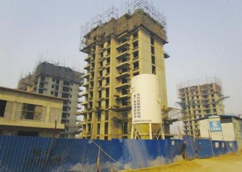 爛尾的現(xiàn)代國(guó)際汽貿(mào)城配套住宅項(xiàng)目。