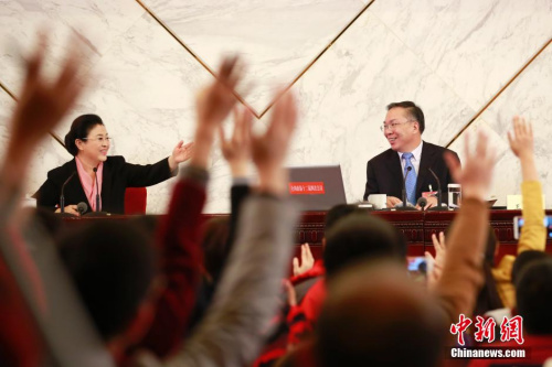 資料圖：2016年3月2日，全國政協(xié)十二屆四次會議新聞發(fā)布會在北京人民大會堂舉行，大會新聞發(fā)言人王國慶(右)回答中外記者提問。中新社記者 盛佳鵬 攝