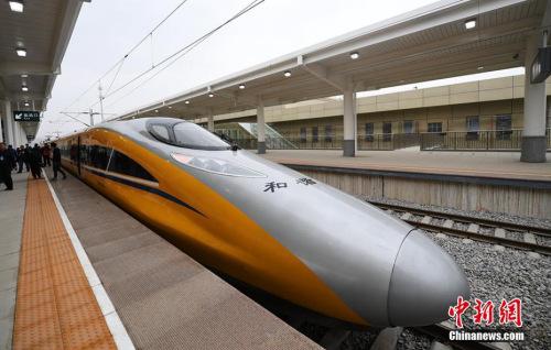 資料圖：2017年3月21日，新型CRH380AJ--0203動車組列車“黃醫(yī)生”從蘭州西車站高速場上線，開始檢測寶蘭客專蘭州西站至東岔站間334公里高鐵行車設(shè)備，寶蘭客專（蘭州局管段）聯(lián)調(diào)聯(lián)試正式啟動。楊艷敏 攝