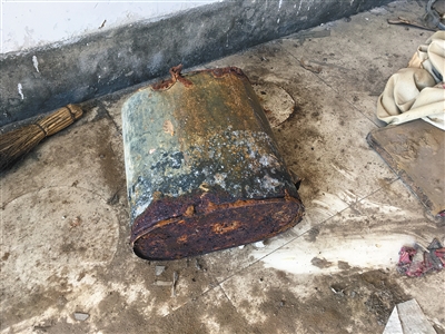 村民參與治理滲坑時(shí)使用過的鐵桶，已經(jīng)被嚴(yán)重腐蝕。