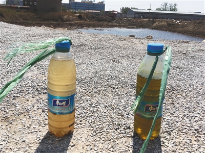 左側(cè)水樣取自化肥廠滲坑經(jīng)過治理的部分，顏色較淺；右側(cè)水樣取自同一滲坑未經(jīng)治理的部分，顏色更深。