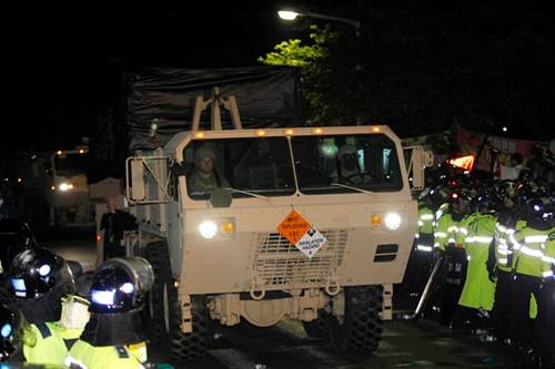 在1000多名警察的護(hù)衛(wèi)下，薩德系統(tǒng)被運(yùn)到星州的高爾夫球場(chǎng)圖據(jù)網(wǎng)絡(luò)