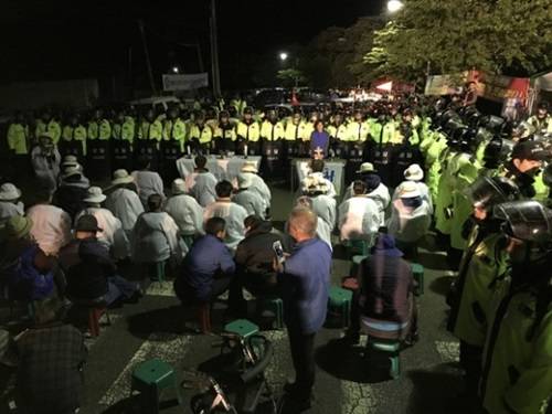 在把薩德搬運(yùn)到星州高爾夫球場(chǎng)過程中，當(dāng)?shù)鼐用窈途彀l(fā)生對(duì)抗沖突圖據(jù)網(wǎng)絡(luò)