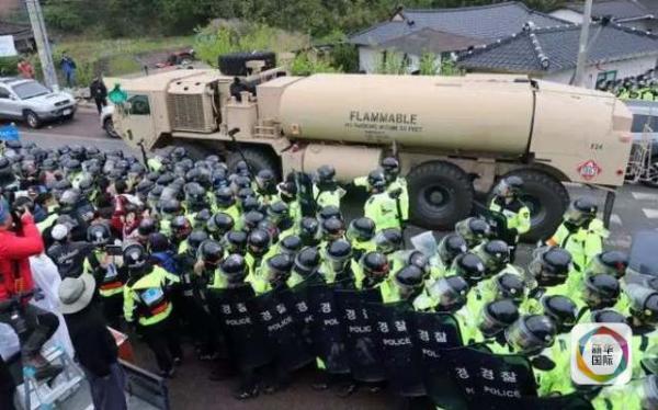 凌晨4時(shí)30分左右，駐韓美軍向“薩德”系統(tǒng)部署地星州高爾夫球場運(yùn)送“薩德”相關(guān)裝備。約有20多輛卡車和軍用拖車進(jìn)入星州高爾夫球場，其中裝有兩臺(tái)導(dǎo)彈發(fā)射架、X波段雷達(dá)及作戰(zhàn)指控中心等裝備。