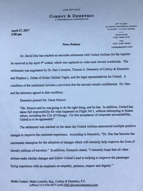 當(dāng)?shù)貢r(shí)間4月27日14點(diǎn)（北京時(shí)間28日凌晨3點(diǎn)），負(fù)責(zé)代理美聯(lián)航暴力拖拽乘客下飛機(jī)一案的律師德梅特里奧給包括央視記者在內(nèi)的媒體發(fā)來郵件，稱美聯(lián)航已與遭暴力拖拽下飛機(jī)的乘客David Dao達(dá)成和解協(xié)議。但作為條件之一，協(xié)議的具體內(nèi)容和涉及的金額保密。