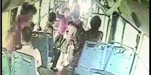 女司機(jī)路見不平一聲吼，小女孩方才脫身 視頻截圖