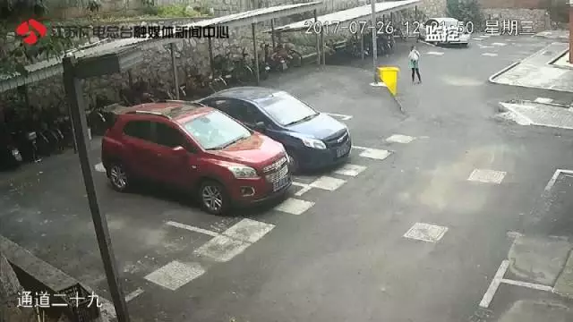 10歲女孩稱在小區(qū)內被綁架 監(jiān)控畫面卻是這樣一幕 10歲女孩稱在小區(qū)內被綁架 監(jiān)控畫面卻是這樣一幕