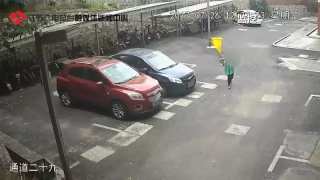 10歲女孩稱在小區(qū)內被綁架 監(jiān)控畫面卻是這樣一幕 10歲女孩稱在小區(qū)內被綁架 監(jiān)控畫面卻是這樣一幕