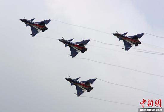 資料圖：殲-10表演機(jī)。<a target='_blank'  _fcksavedurl='http://www.chinanews.com/' _fcksavedurl='http://www.chinanews.com/'>中新社</a>發(fā) 申進(jìn)科 攝