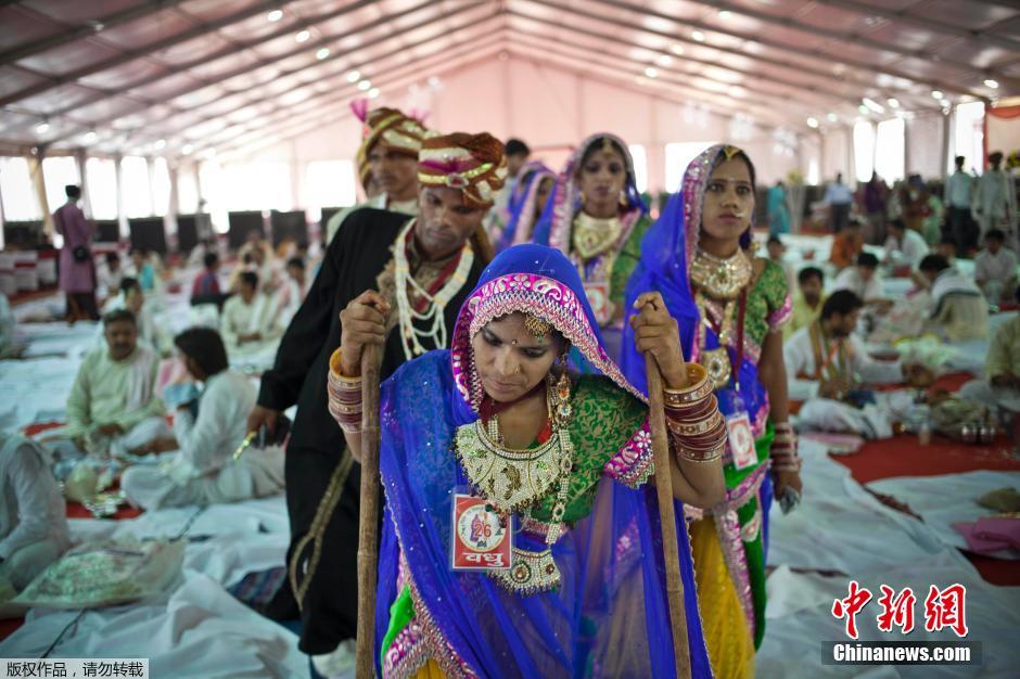 當?shù)貢r間2014年6月15日,印度新德里,印度政府為數(shù)百對貧困新人舉辦集體婚禮。