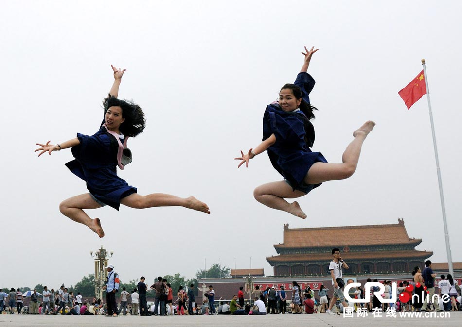 幾名打?qū)W生天安門廣場創(chuàng)意留影。圖片來源：金聞/CFP