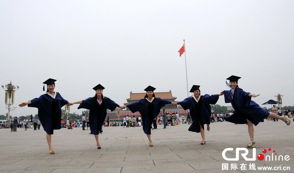 幾名打?qū)W生天安門廣場創(chuàng)意留影。圖片來源：金聞/CFP