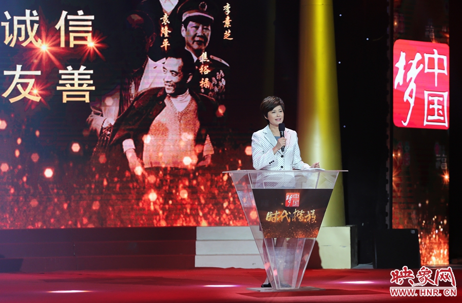 中央電視臺“時代楷模”發(fā)布廳，發(fā)布人敬一丹介紹“編外雷鋒團(tuán)”。