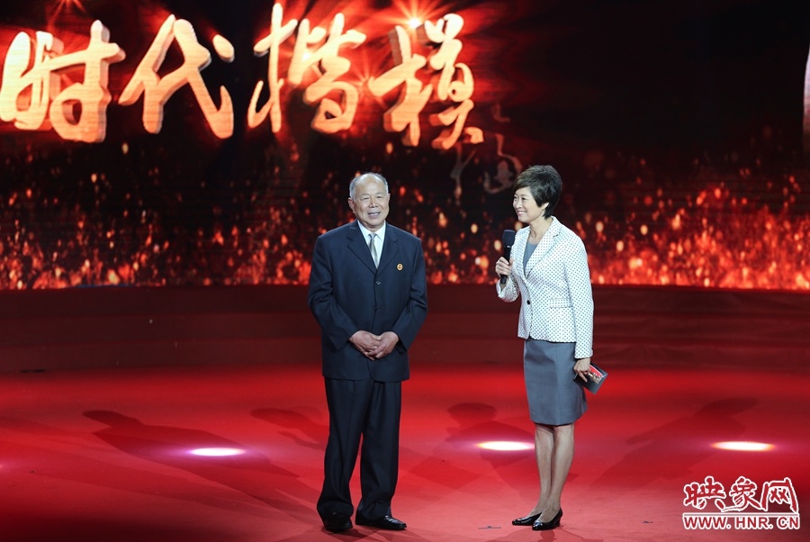 河南鄧州“編外雷鋒團(tuán)”團(tuán)長，在“時代楷模”發(fā)布廳接受敬一丹訪問。