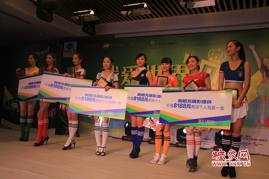 18位足球佳麗通過(guò)自我列紹、旗袍走秀、球衣展示三輪比拼，最終8位選手成功勝出。