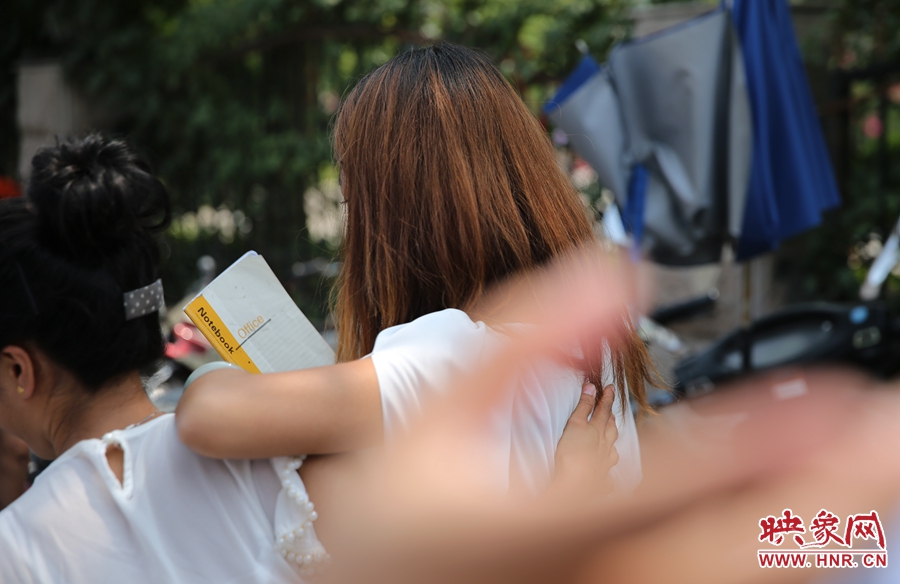 兩名看守?cái)偽坏呐⒁娪浾吲恼针x開現(xiàn)場(chǎng)。