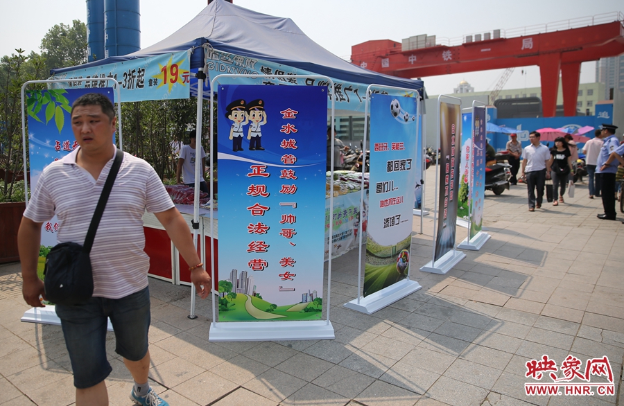 攤位被“圍觀”后，沒有一單生意，過往市民叫好。