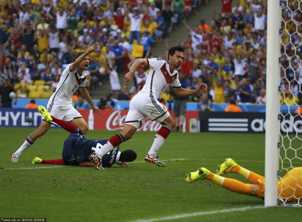 第13分鐘，胡梅爾斯頭球破門