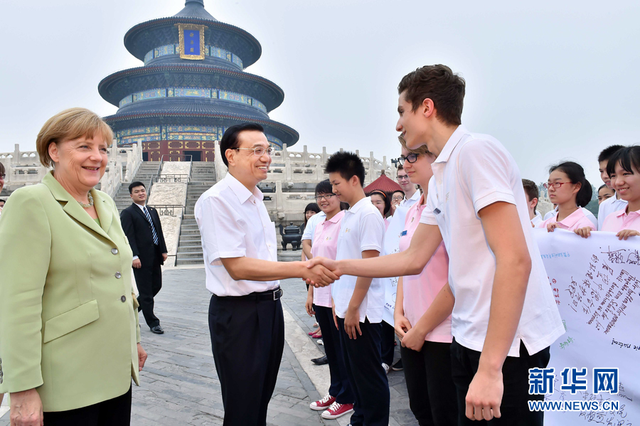 李克強(qiáng)同默克爾與青少年代表親切交流。
