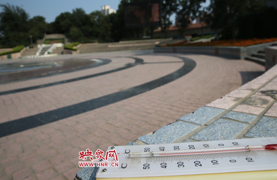 7月8日下午15時46分，紫荊山公園地表溫度為42度（溫度計放置地面測量），比人防納涼處高17度。