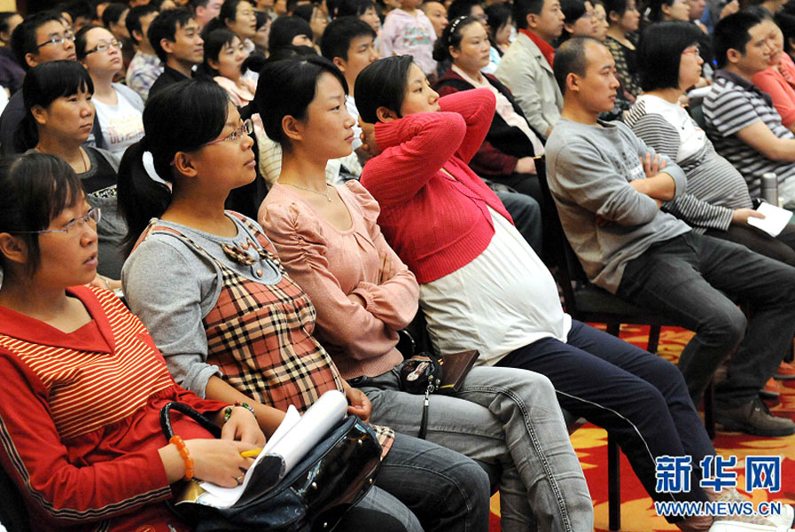 “準(zhǔn)媽媽”和“準(zhǔn)爸爸”們?cè)卩嵵菔信e行的一場(chǎng)金色“孕”律音樂(lè)會(huì)現(xiàn)場(chǎng)欣賞搖籃曲（2011年5月8日攝）。